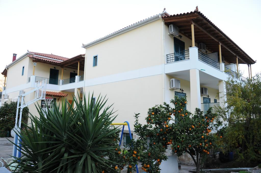 Costa-Rini Hotel Leonídion Quarto foto
